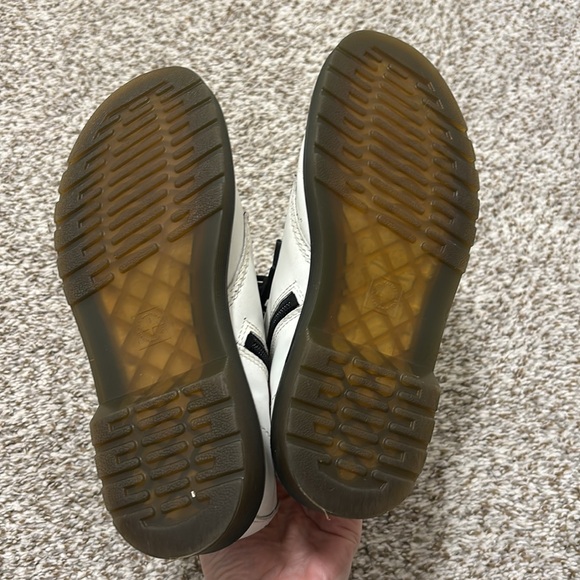 Dr. Marten youth girls patent leather white lace up boots 4 - Picture 5 of 9